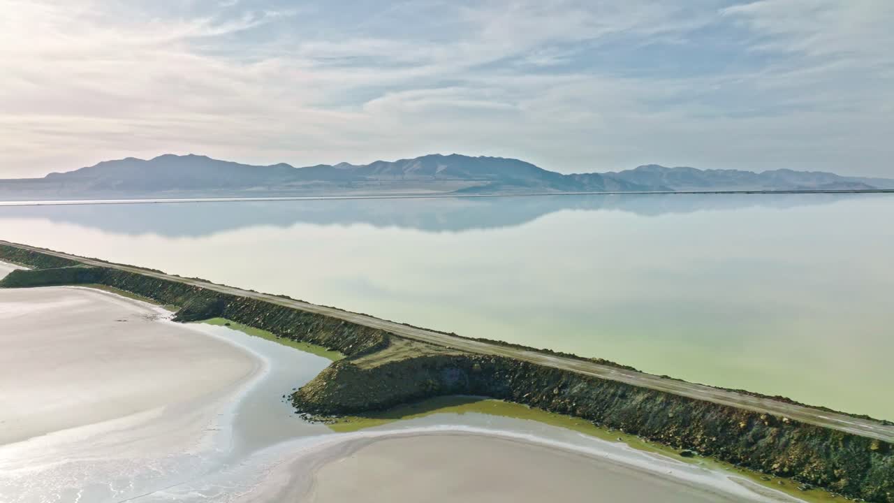 공중 - 유타의 그레이트 솔트 호수에 있는 놀라운 도로와 산의 반사, 트럭 오른쪽 샷