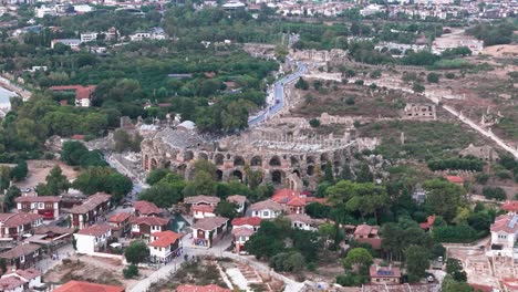 antigua atracción turística ruinas romanas en el lado, turquía, aérea