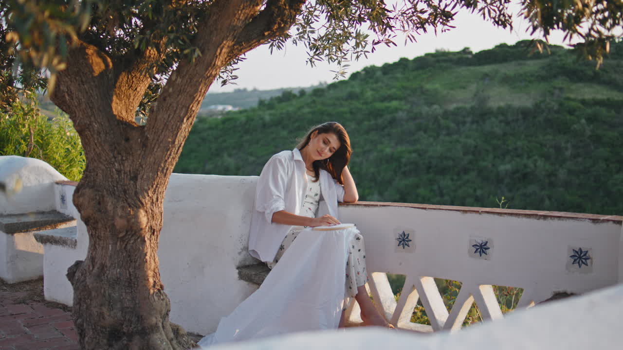 만적 인 여성 봉제 직물 개요 장소. 산을 상하는 여인