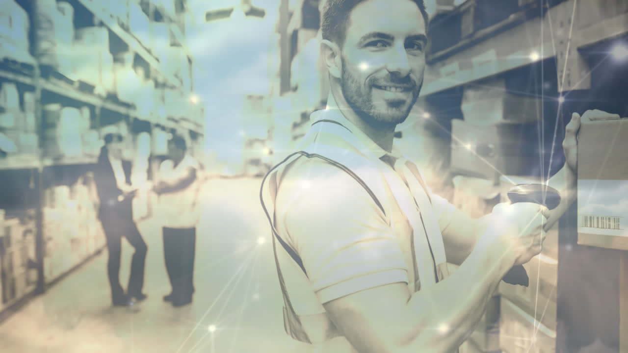 창고 직원 이 상자 를 스캔 하고 있다