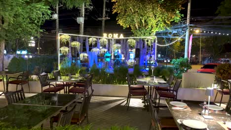 restaurante al aire libre por la noche con entretenimiento