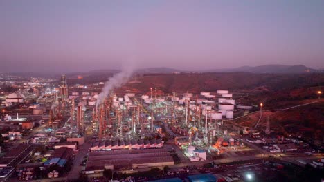 toma aérea de drones de una refinería de petróleo en concón, chile