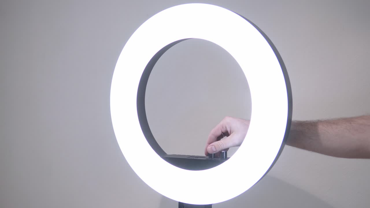 configurar y ajustar la lámpara de anillo led en el estudio