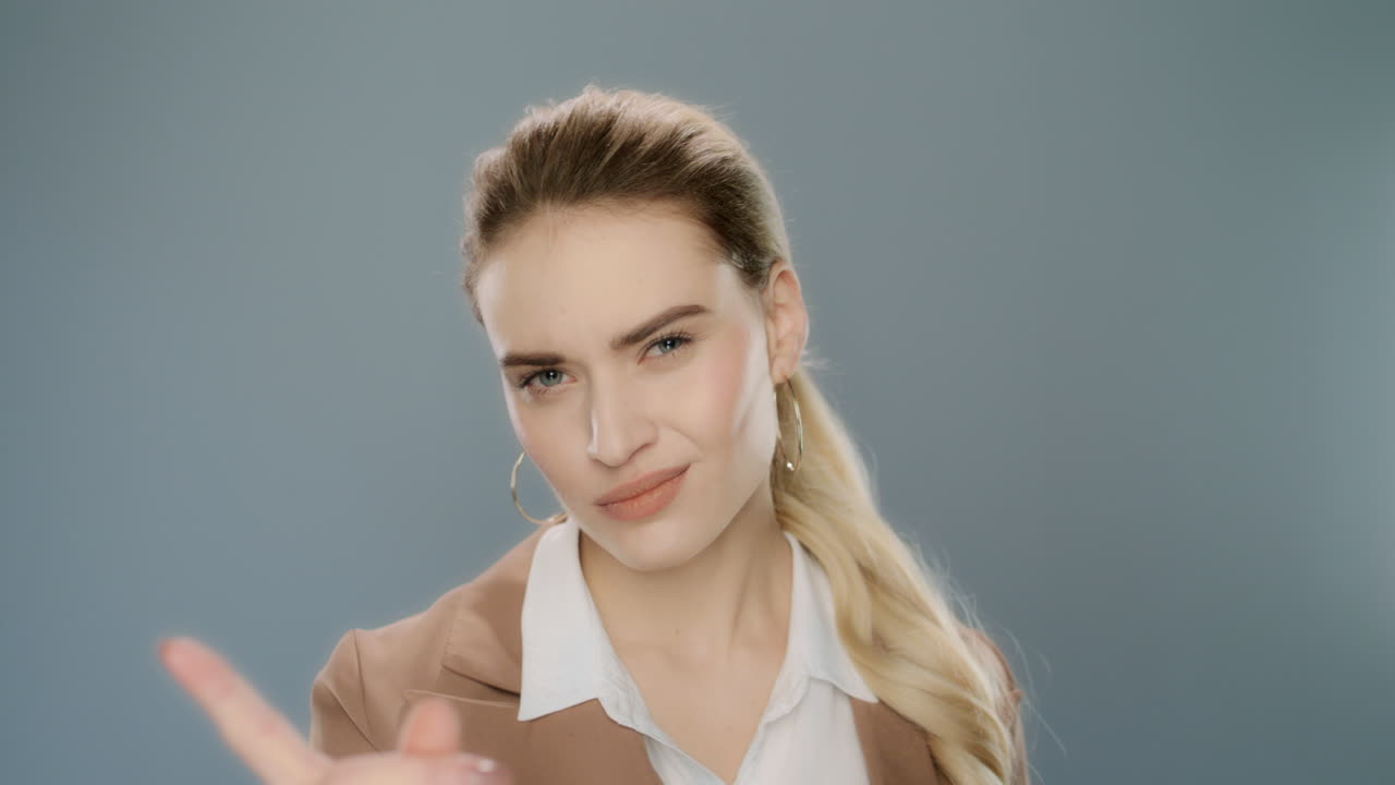 серьезная деловая женщина без жеста. негативная женщина не показывает никаких признаков