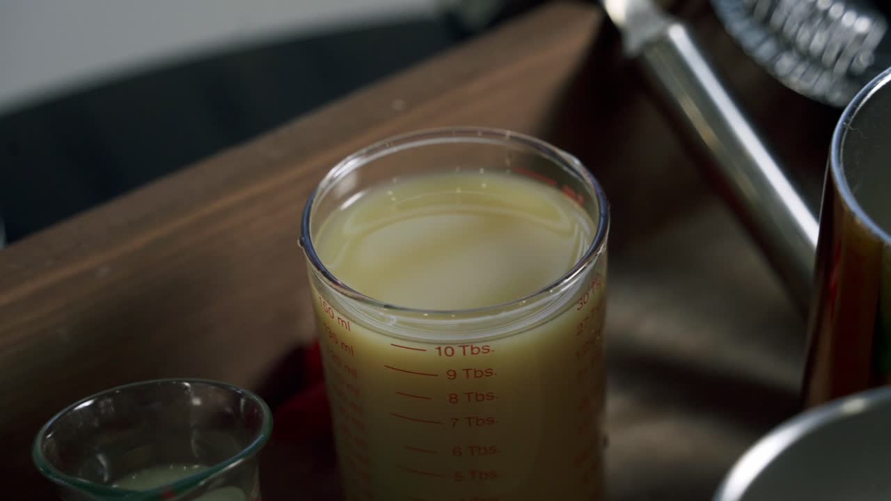 un tiro de jugo de naranja dentro de un recipiente de vidrio de la temporada de cítricos jugo de naranja fresco y jugo de limón