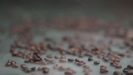 empujar a través de los granos de café caliente humeante