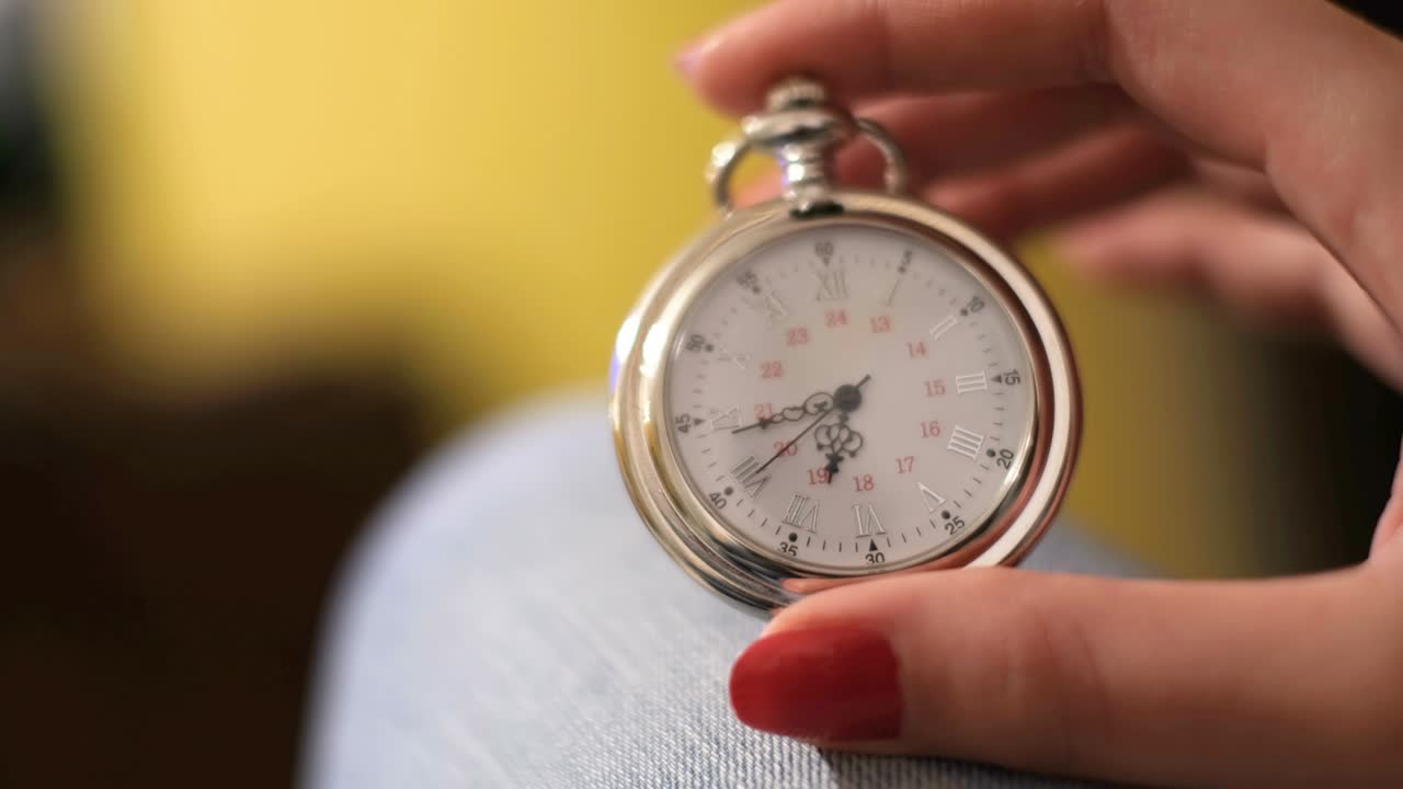 mujer sostiene un reloj de bolsillo mientras pasa el tiempo, embarazo concepto de espera, ansiedad