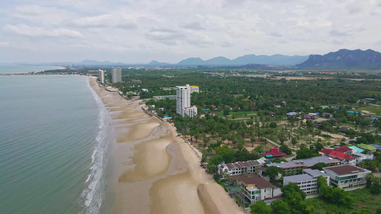 Playa de Cha-Am con vistas panorámicas del paisaje circundante en Tailandia.