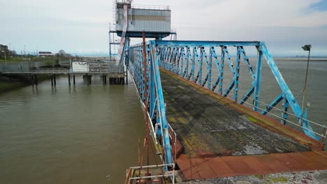 vista completa del puente abandonado en el muelle abandonado en los muelles de fleetwood, lancashire, reino unido