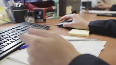 Nahaufnahme-Der-Hände-Auf-Dem-Desktop-Mit-Laptop-Tastatur-Und-Maus,-Die-Im-Büro-Arbeiten