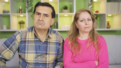 el marido y la mujer dementes y gruñones no se llevan bien, pelean, se ofenden.