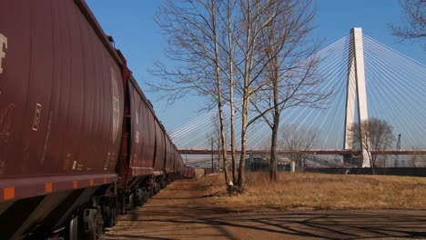 los vagones de carga están alineados en una zona industrial de st louis missouri