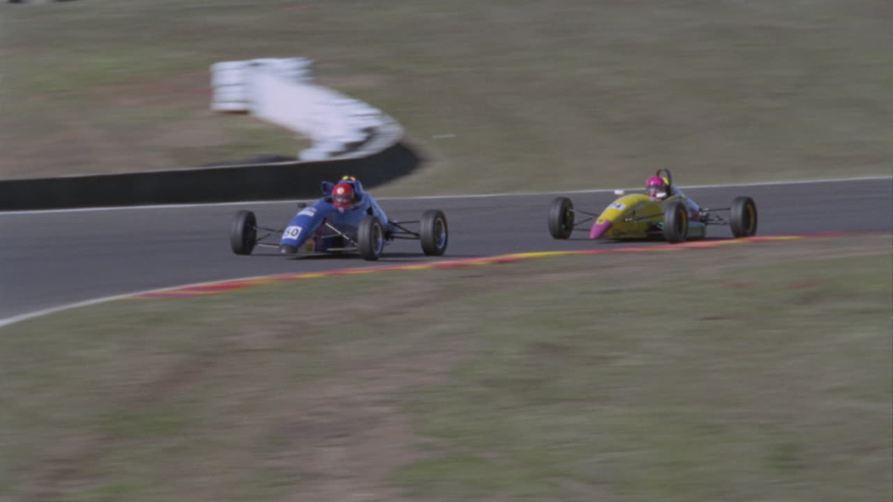 dos niños corren autos pequeños