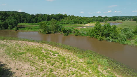 Ein-Majestätischer-Blick-Auf-Den-Illinois-River-In-Arkansas-–-Drohne-Fliegt-Vorwärts