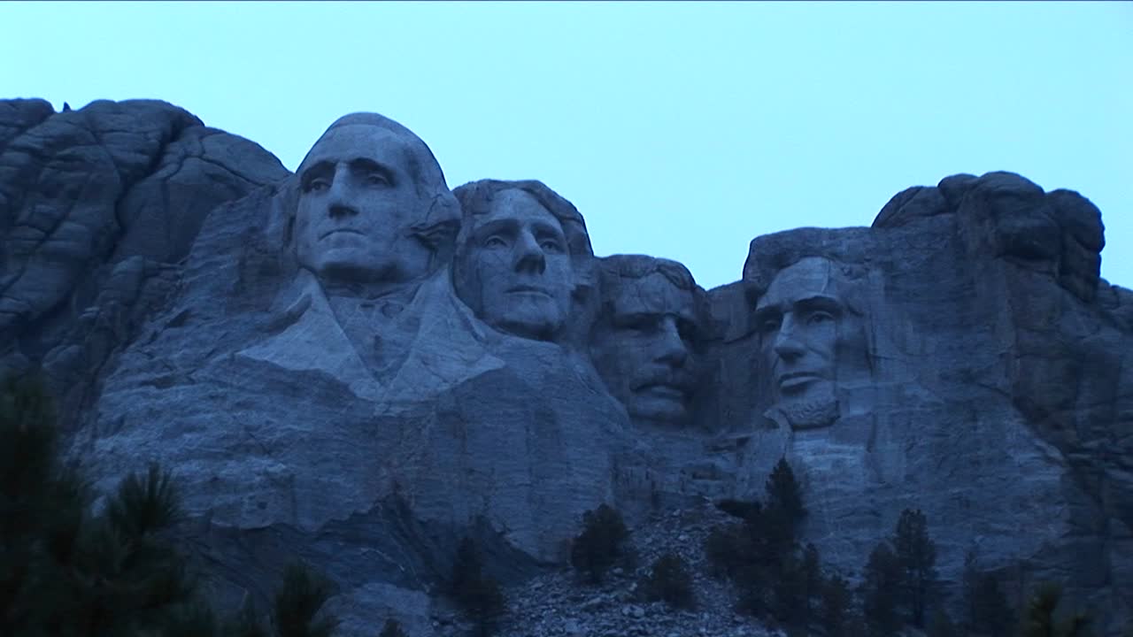 гора рашмор выглядит голубой на этих кадрах при слабом освещении