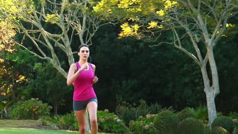 hermosa mujer corriendo