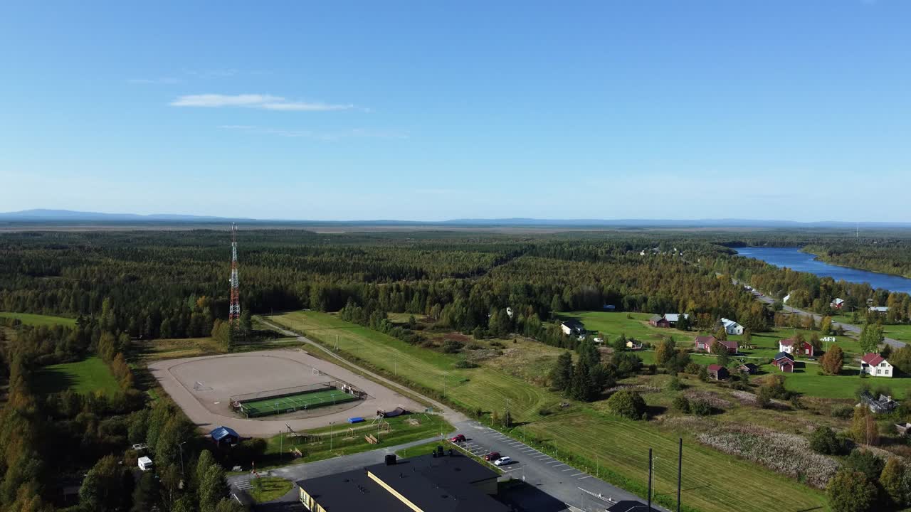 아이슬란드 의 강 근처 에 있는 라디오 타워 와 함께 도시 위 에 드론 을 았다