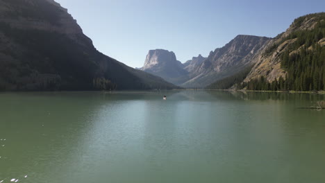 Breite-Luft-Von-Grünen-Flussseen-Und-Berglandschaft-Mit-Menschen,-Die-In-Wyoming-Kajak-Fahren