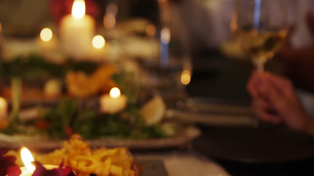 와인 과 저녁 식사 를 하는 친구 들 의 그룹 4k