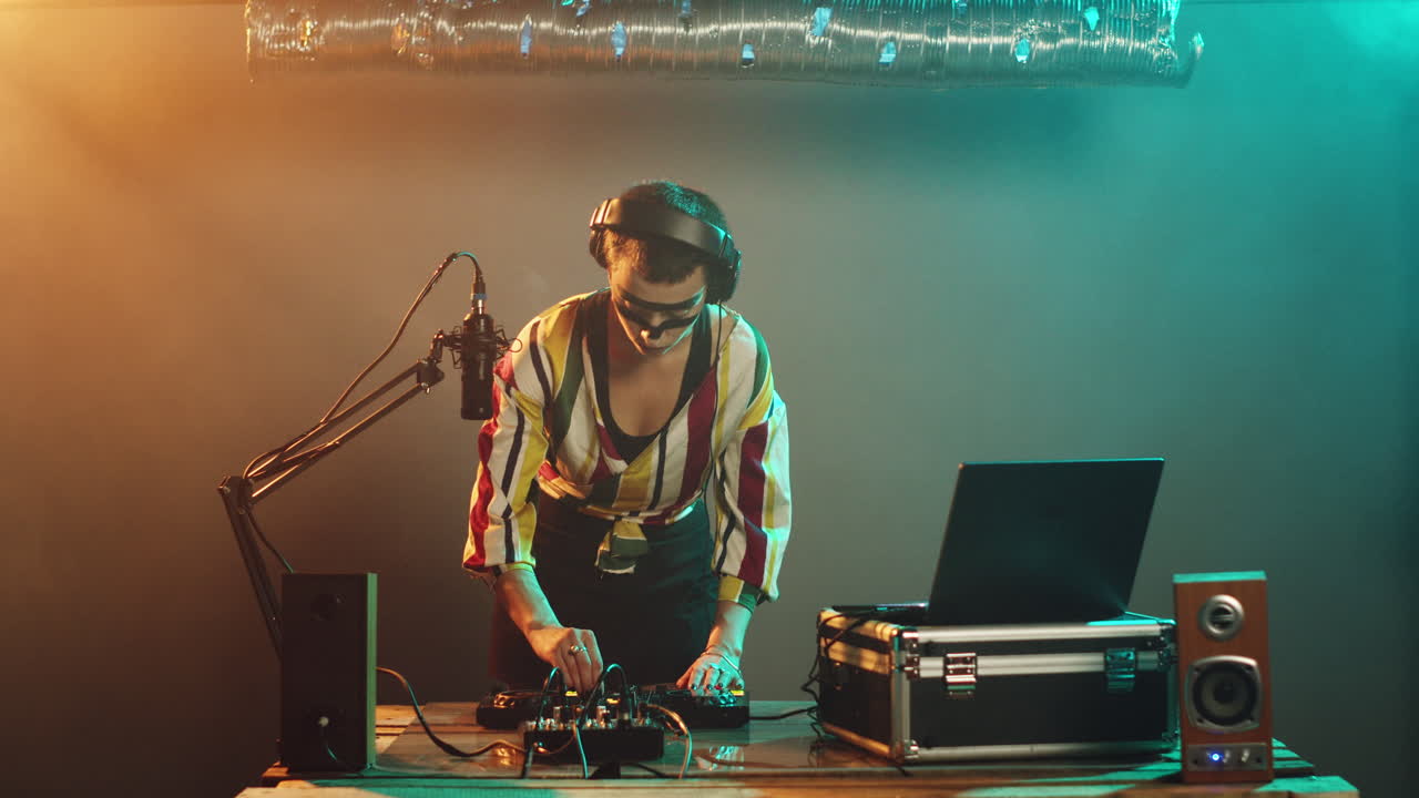 un disc jockey genial haciendo señas mudas a los odiadores.