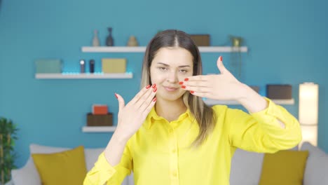 una joven modelo de maquillaje.