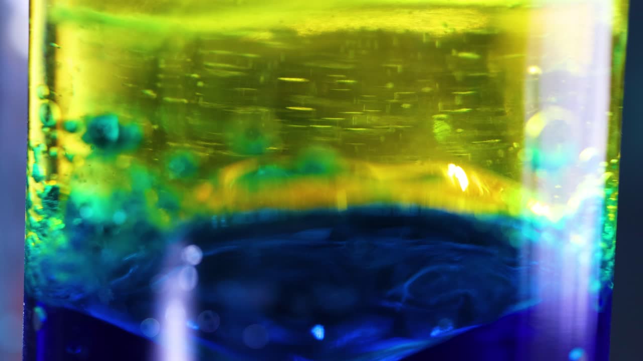 interacciones de líquidos vibrantes en un entorno de laboratorio