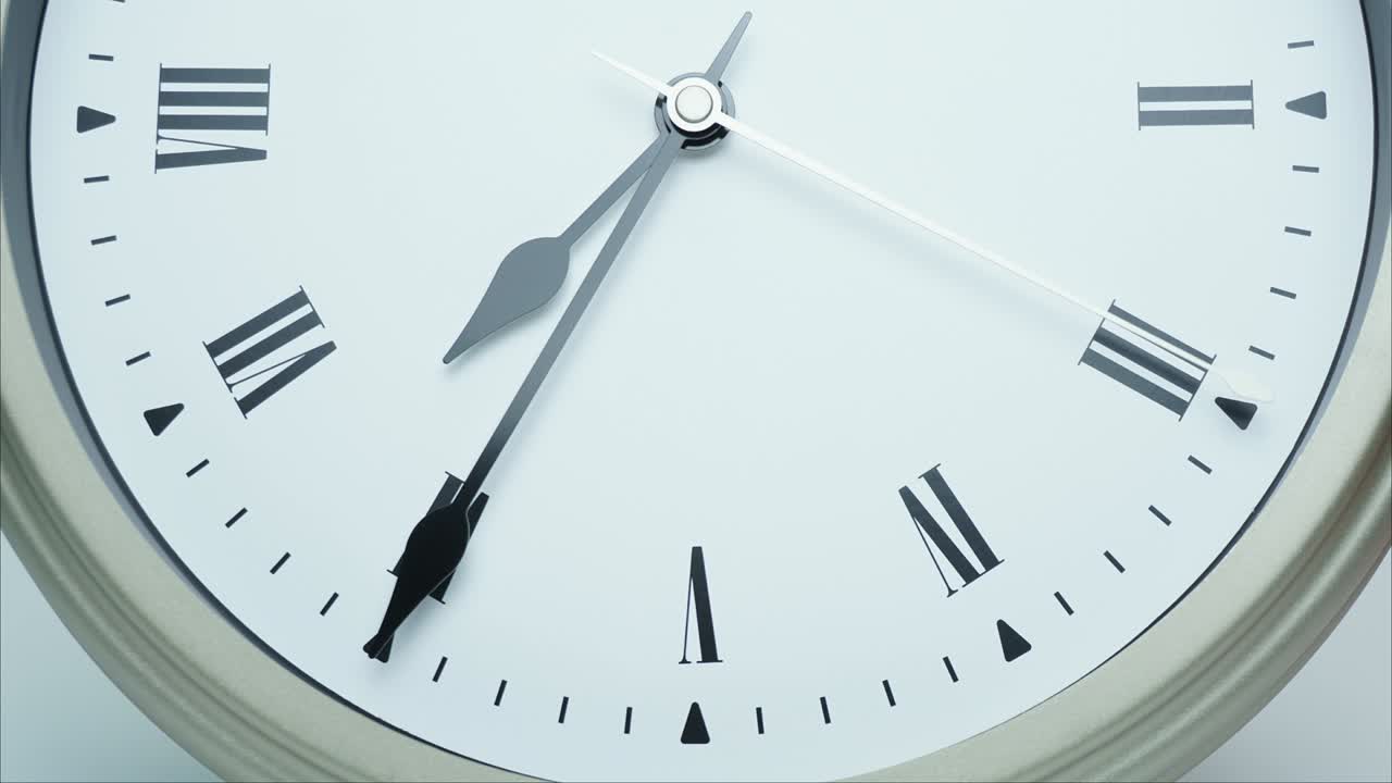 el reloj de pared de plata de lapso de tiempo apunta con la mano corta a los números romanos.