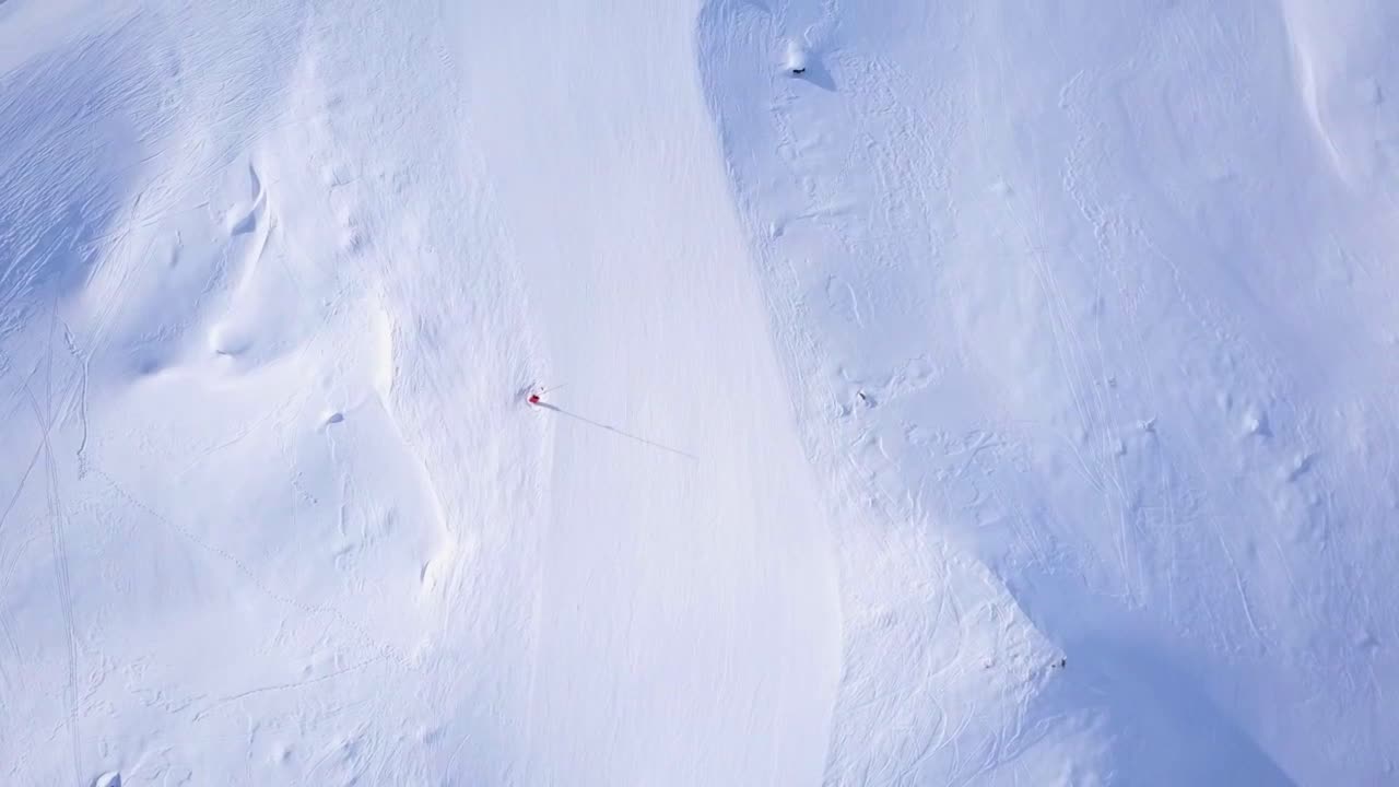 스키 슬로프 위를 날아서 프랑스 알프스 산맥으로 향하고 있습니다.