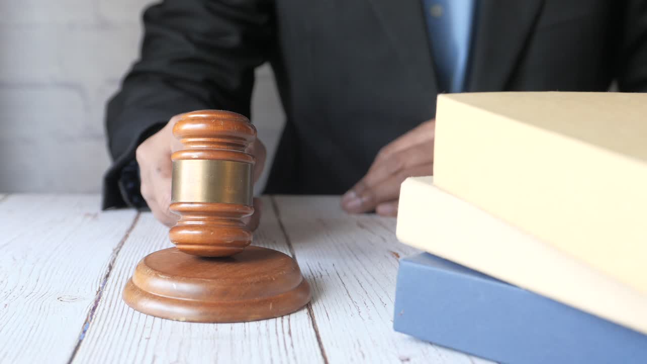 el juez golpeando el martillo en la sala del tribunal