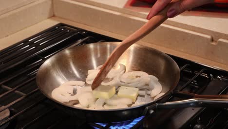 Derretir-Mantequilla-En-Una-Sartén-Con-Rodajas-De-Cebolla-Dulce-En-Una-Pequeña-Estufa