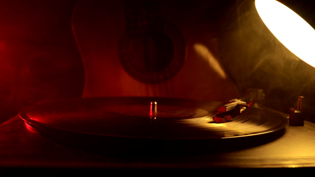 슬라이더 : 플레이어와 어쿠스틱 기타에서 연주되는 빈티지 비닐 레코드, 화염 오렌지 연기 배경, 장난감 자동차 설치와 함께 범죄 또는 블루스 컨셉, 선택적 초점