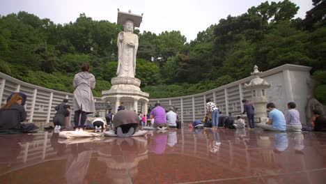 estatua de buda en el templo bongeunsa