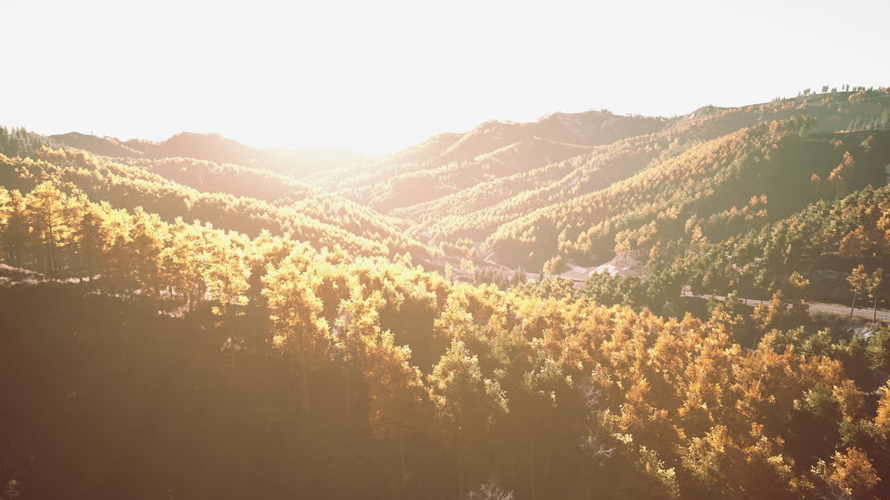 ⁇ 은 오렌지색과 황금색 잎사귀와 함께 가을 시즌에 다채로운 산맥