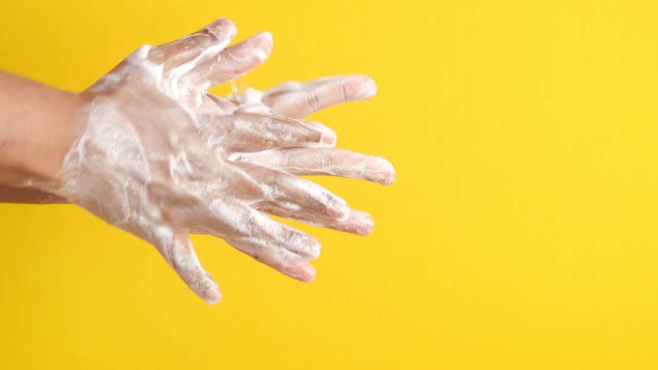 비누로 손을 는 것