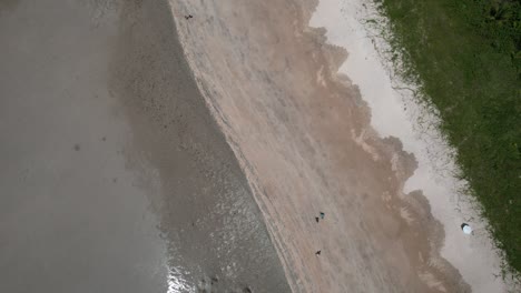 volando sobre la playa de são miguel dos milagres en el estado de alagoas, brasil.