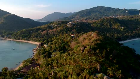 Vista-Aérea-Desde-El-Punto-De-Vista-De-John-Suwan-En-La-Playa-De-La-Libertad,-Koh-Tao,-Tailandia