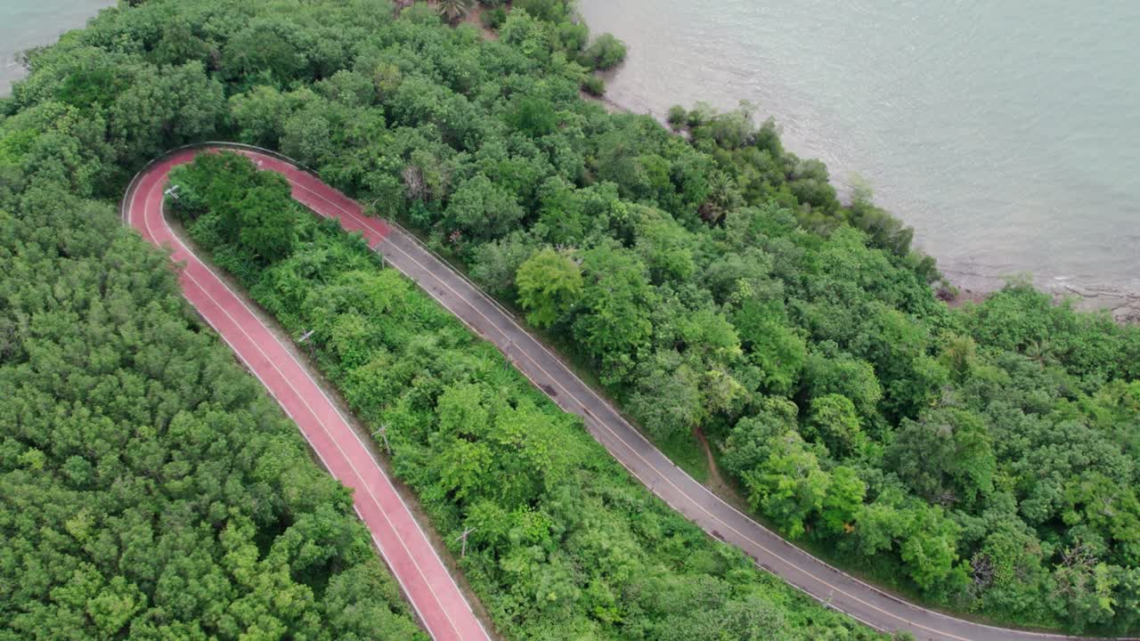 초록 숲 과 산 을 가로질러 지나가는 시골 도로 의 꼭대기 풍경