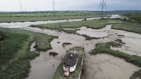 Luftbild-Von-Holzboot-Im-Schlamm-Gestrandet