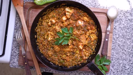 Vista-Superior-De-Un-Plato-Saludable-Con-Arroz-Orgánico-Y-Verduras-De-Coliflor-En-Una-Sartén