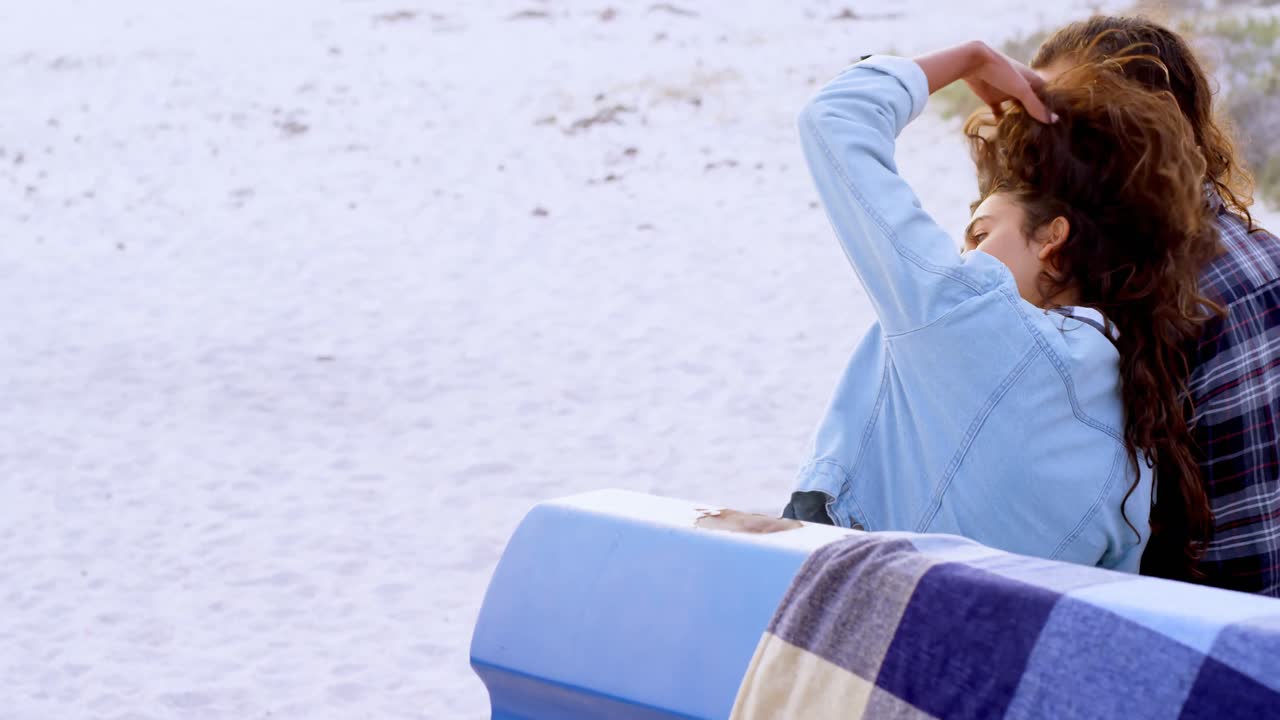 자동차 4k에 함께 앉아 있는 커플