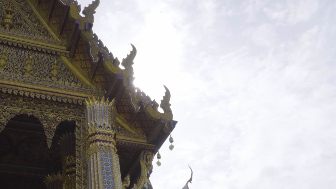 el panteón en wat phra kaew, con la luz del sol pasar, bangkok, tailandia