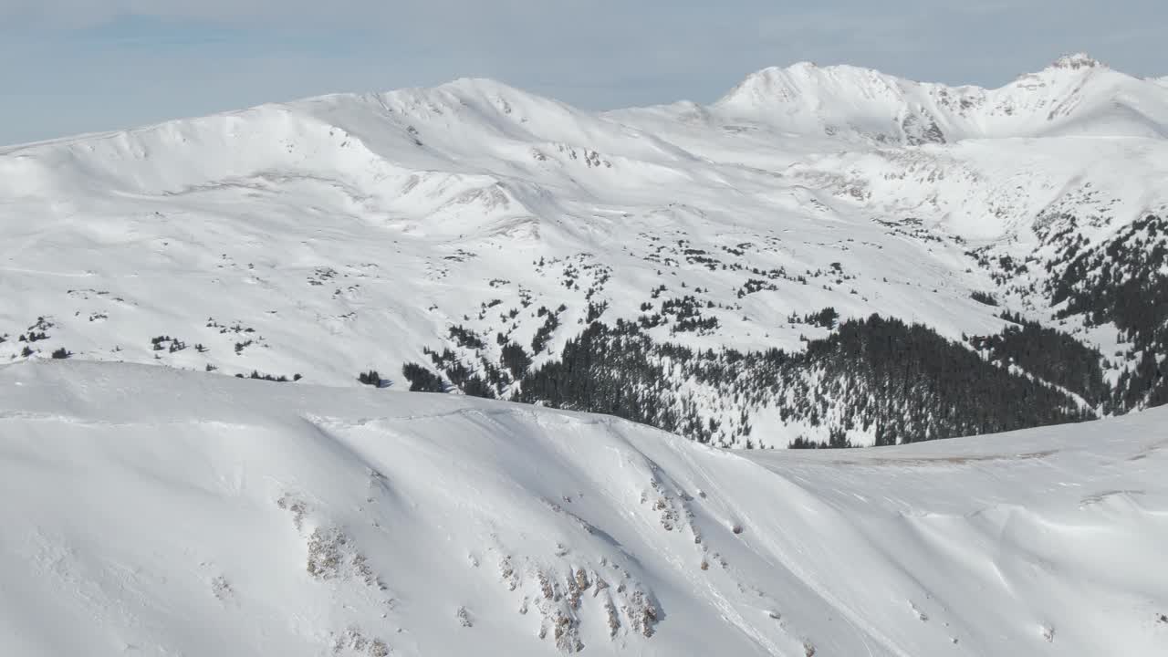 Pemandangan udara puncak-puncak gunung dari Loveland Pass, Colorado