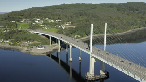 晴朗的夏天早上在 inverness 的 kessock 桥的空中景色