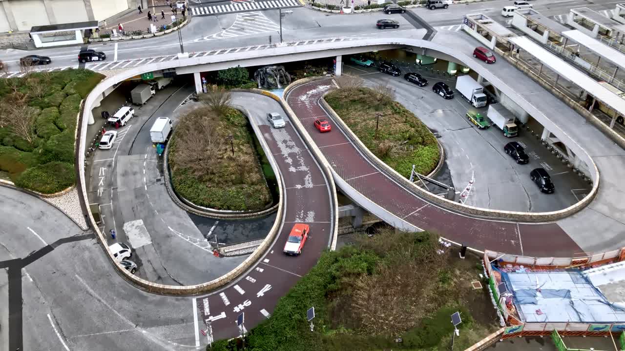 타임 스: 도쿄 신주쿠 구의 역 앞의 회전차를 돌아다니는 자동차.