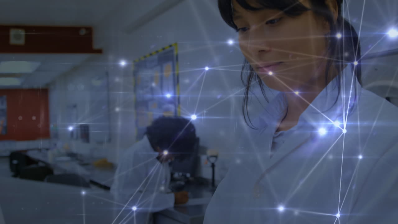 animación de la red de conexiones a través de una trabajadora de laboratorio biracial usando una computadora portátil