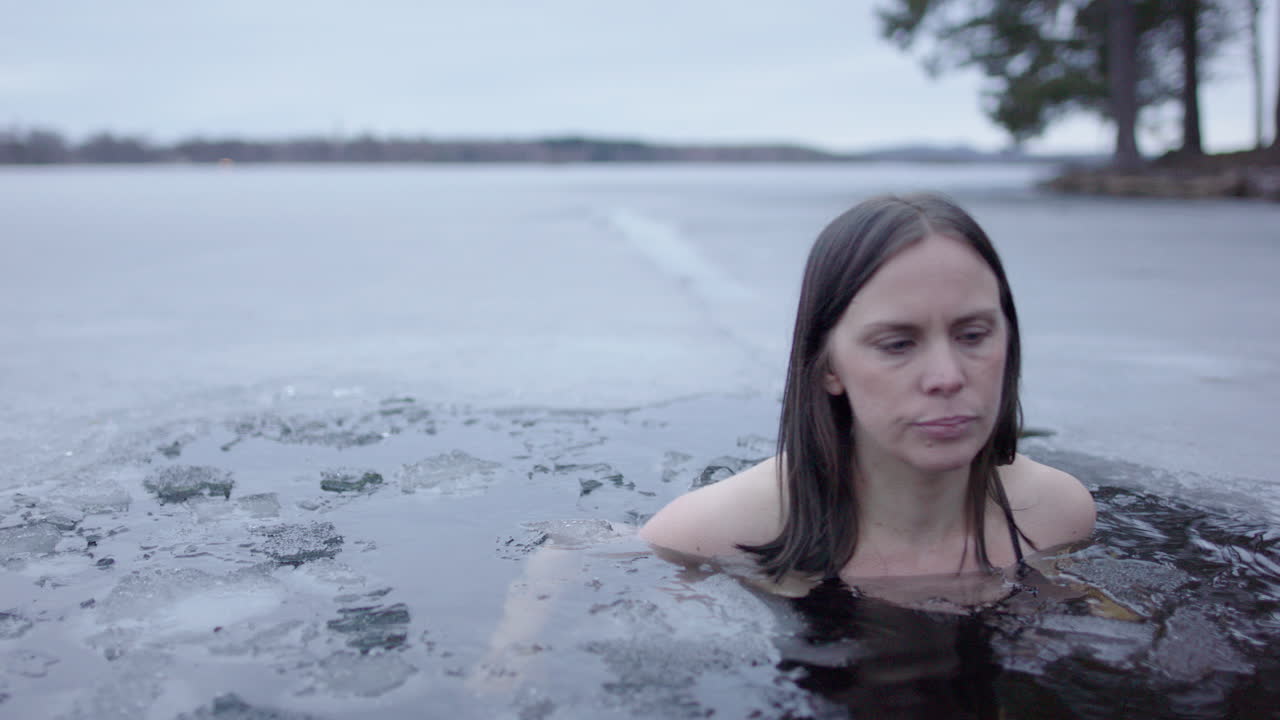40대 여성이 매일 얼음 목욕을 마치고 호수 물 밖으로 나갑니다.