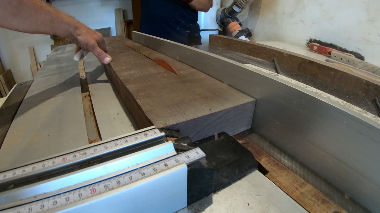 carpintero profesional y asistente de aserradura de barras de madera de diferentes tipos de árboles con una enorme máquina de lijado preparando tablas cortadas para hacer muebles de alta calidad en la fábrica. proceso de aserrado de maderas en talleres, carpintería y fabricación de carpentería
