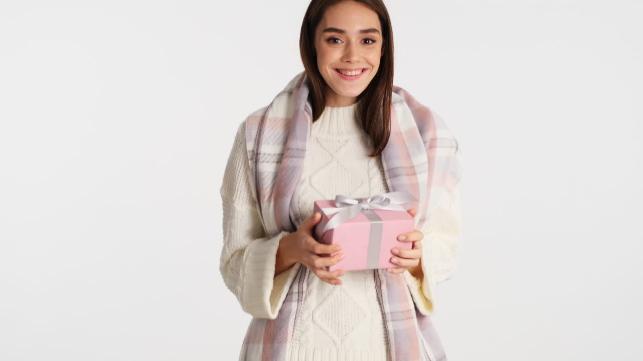 una mujer caucásica posando frente a la cámara.