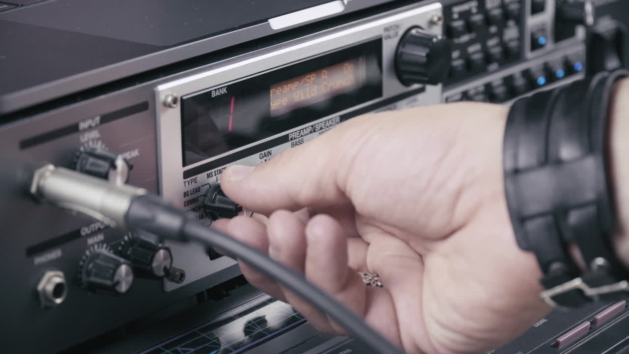 음악가는 기타 다중 효과 다중 효과의 수준을 설정하고 4k를 닫습니다.