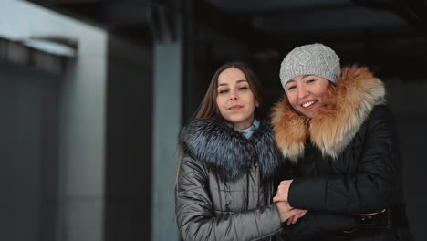 portrait de femmes regardant la caméra posant dans des vêtements d'hiver et souriant